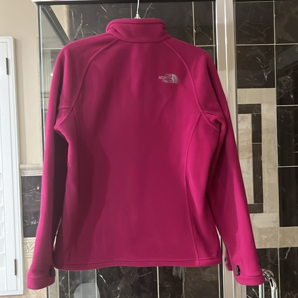 The North Face pink fleece jacket size M, like new condition, worn once. - Picture 4 of 8